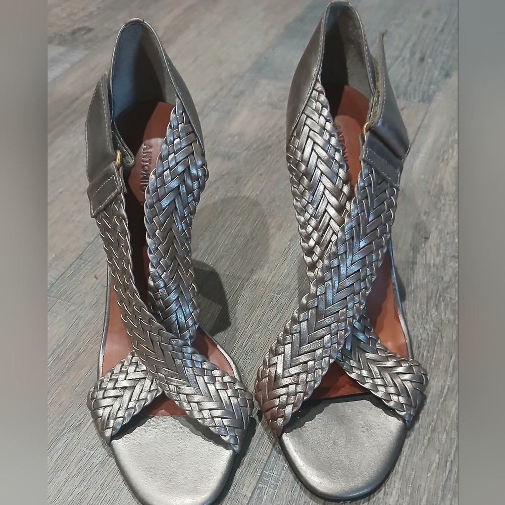Women's size 8 gold heel